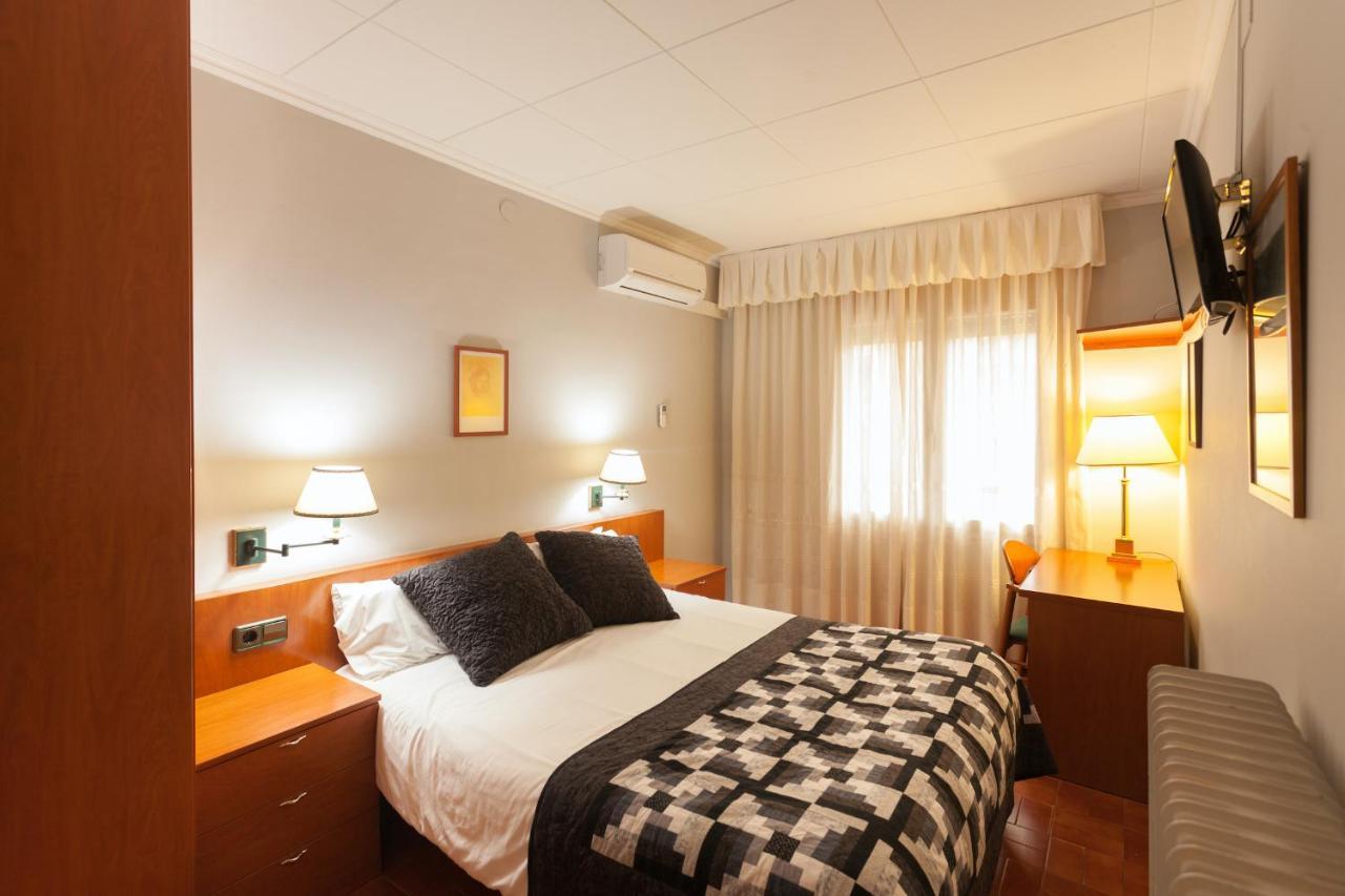 Hostal Restaurant Roma Cubells Экстерьер фото