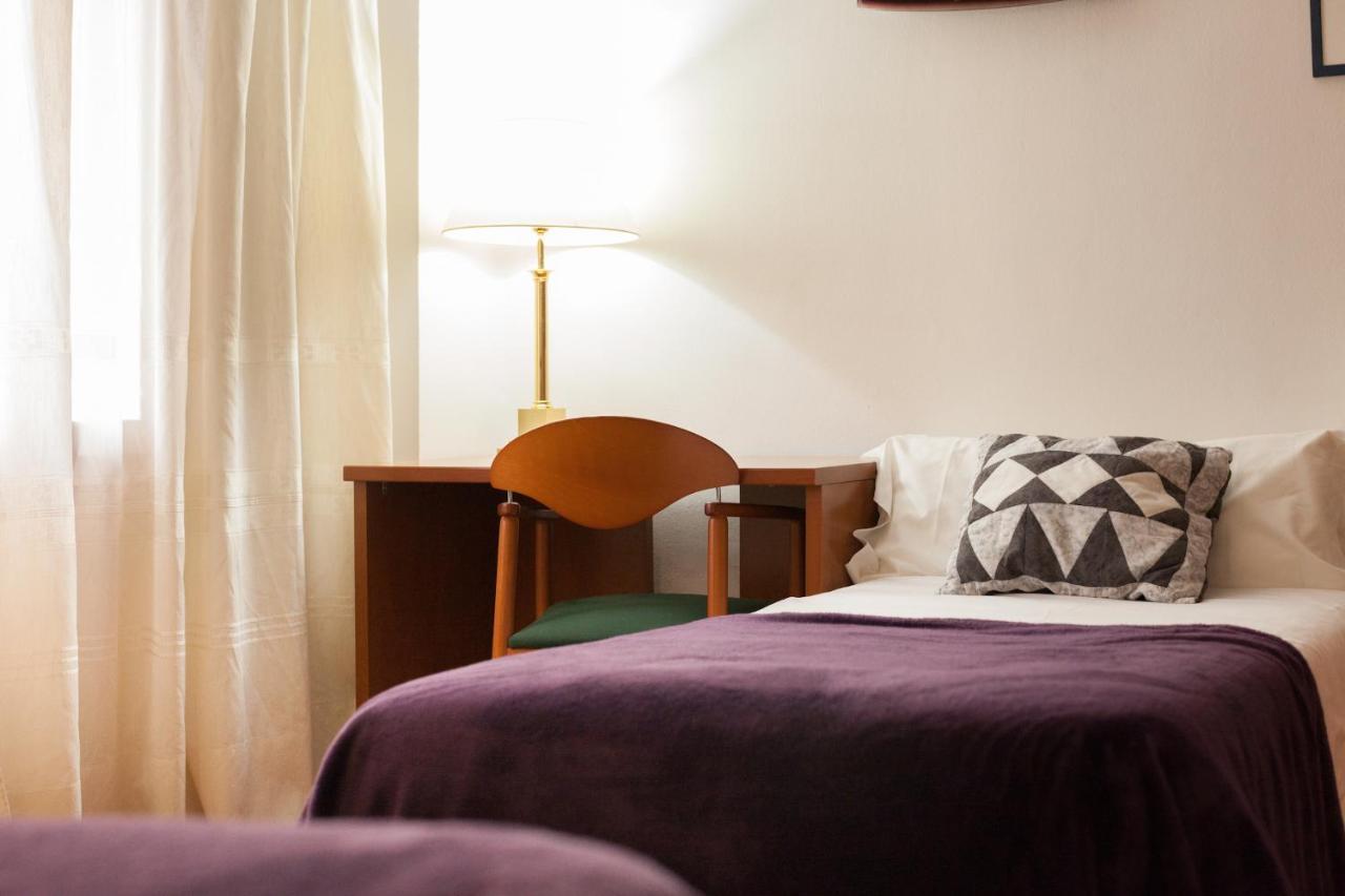Hostal Restaurant Roma Cubells Экстерьер фото