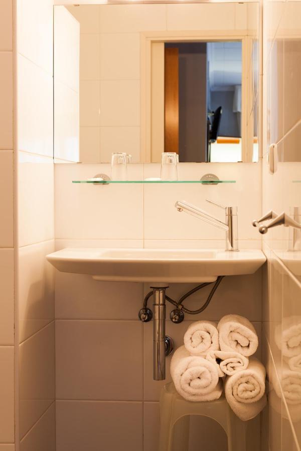 Hostal Restaurant Roma Cubells Экстерьер фото