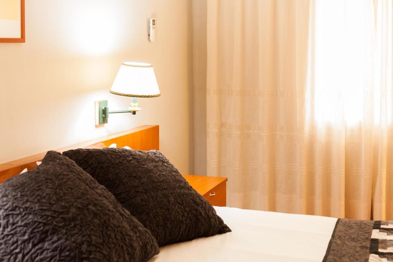 Hostal Restaurant Roma Cubells Экстерьер фото