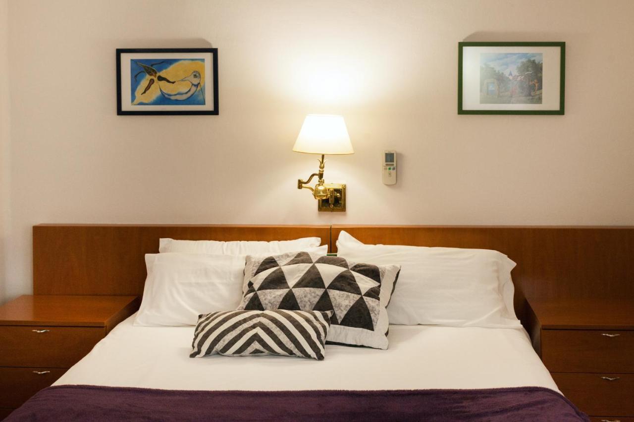 Hostal Restaurant Roma Cubells Экстерьер фото