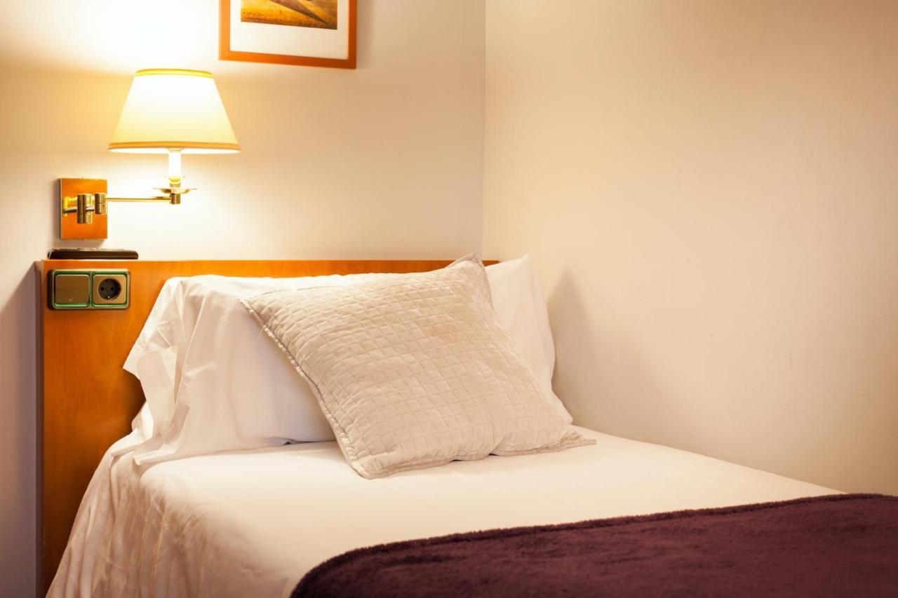 Hostal Restaurant Roma Cubells Экстерьер фото