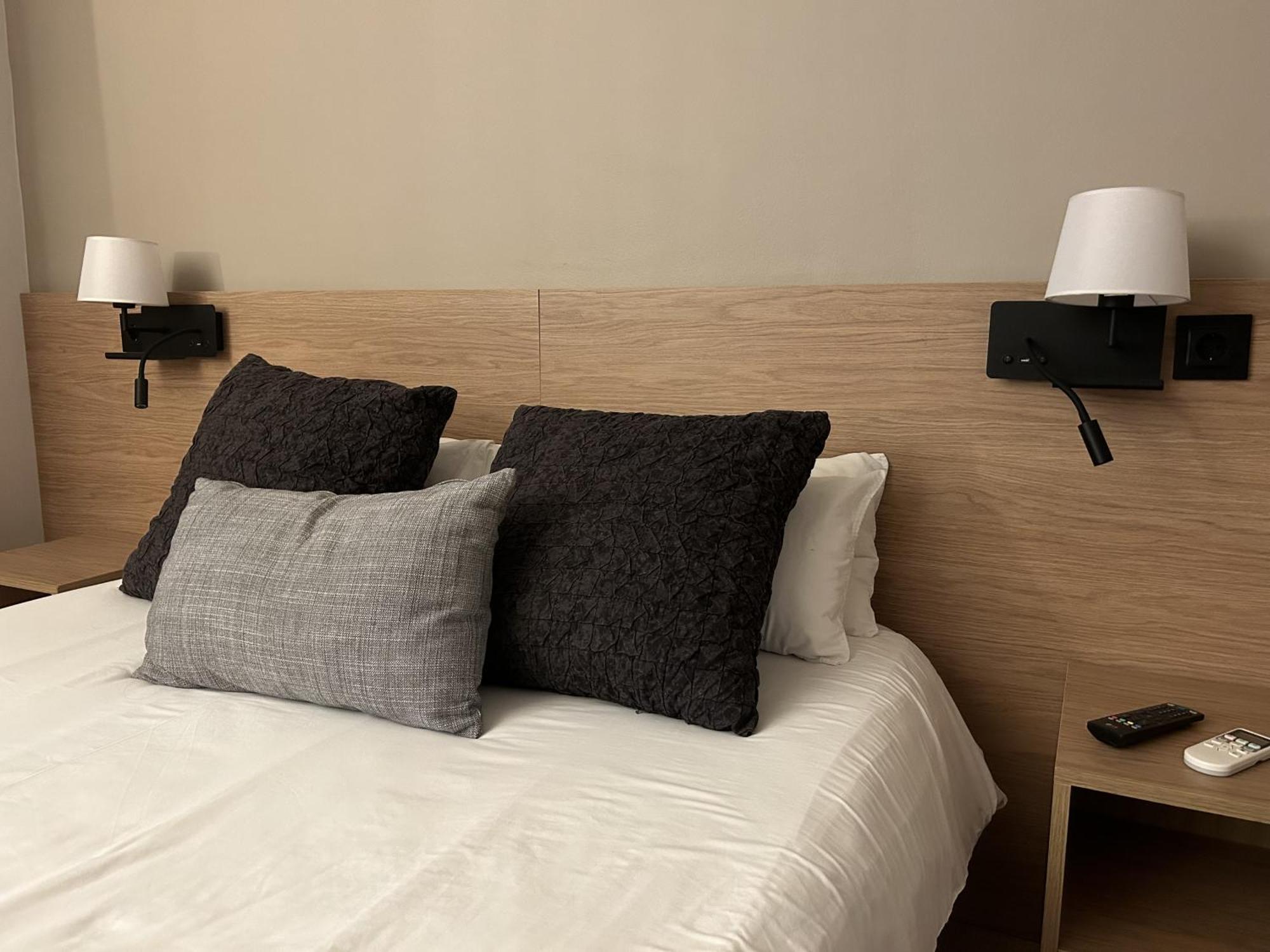 Hostal Restaurant Roma Cubells Экстерьер фото