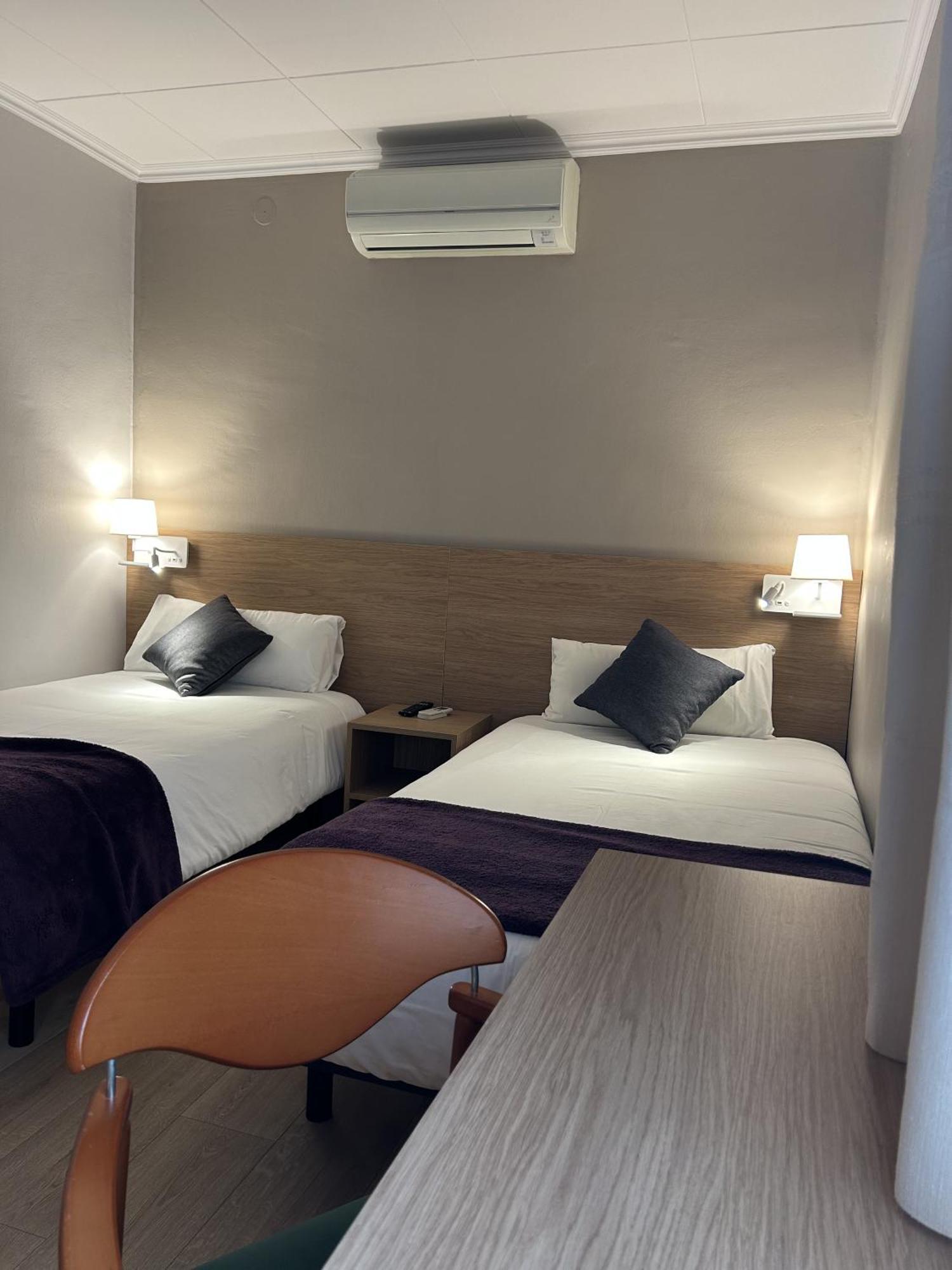 Hostal Restaurant Roma Cubells Экстерьер фото